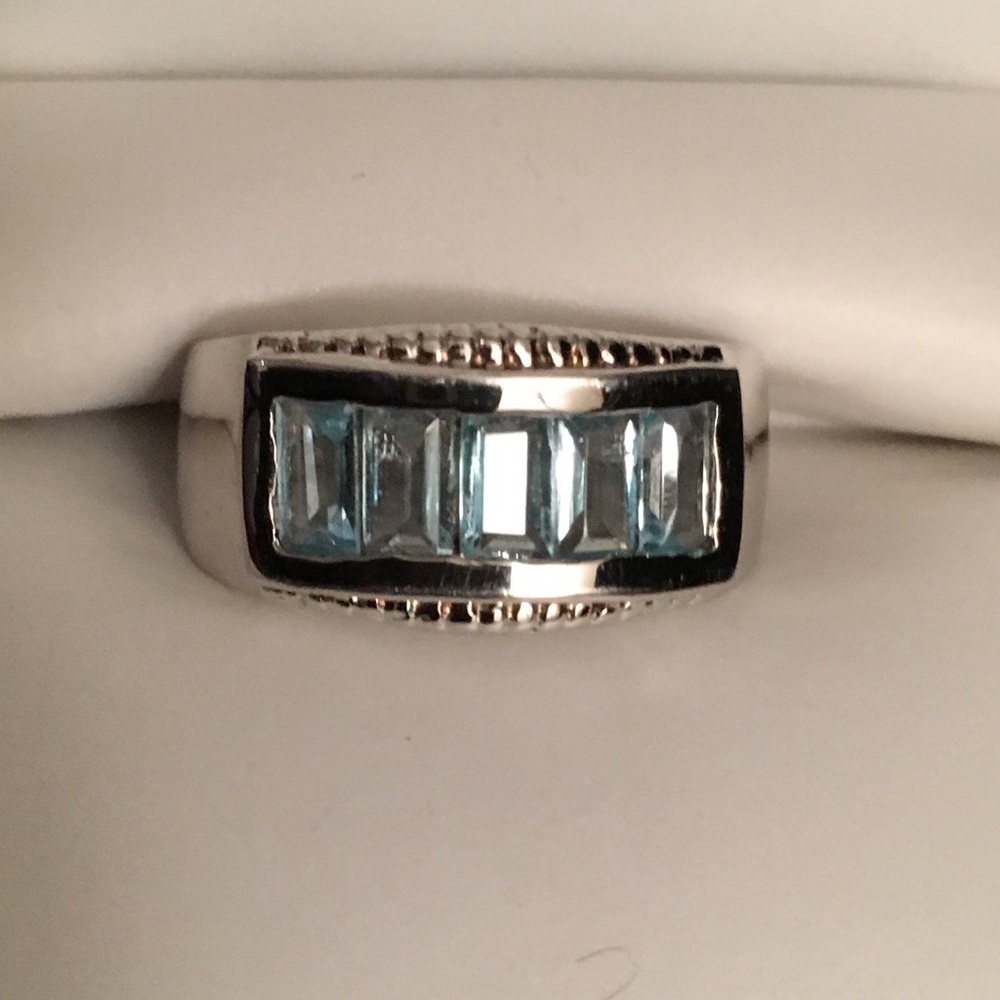 💙Beautiful Blue Topaz Ring💙